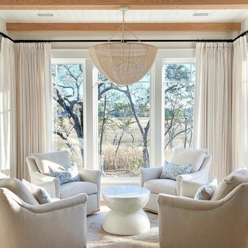 Soft + sophisticated meets comfy + cozy in this beautiful space down in Charleston! 🤍
Thank you for sharing this beautiful image with us! Design by @corinhavensinteriors
Photography by @islandshadeshoppechs